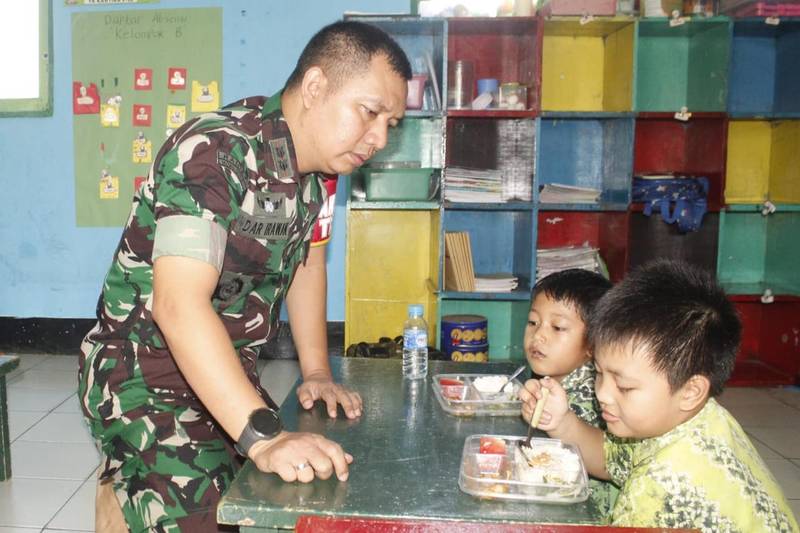 Disela Kesibukan TMMD Ke-124 Kodim 1009/Tanah Laut, Dansatgas Menyepatkan Waktu Memantau Program MBG