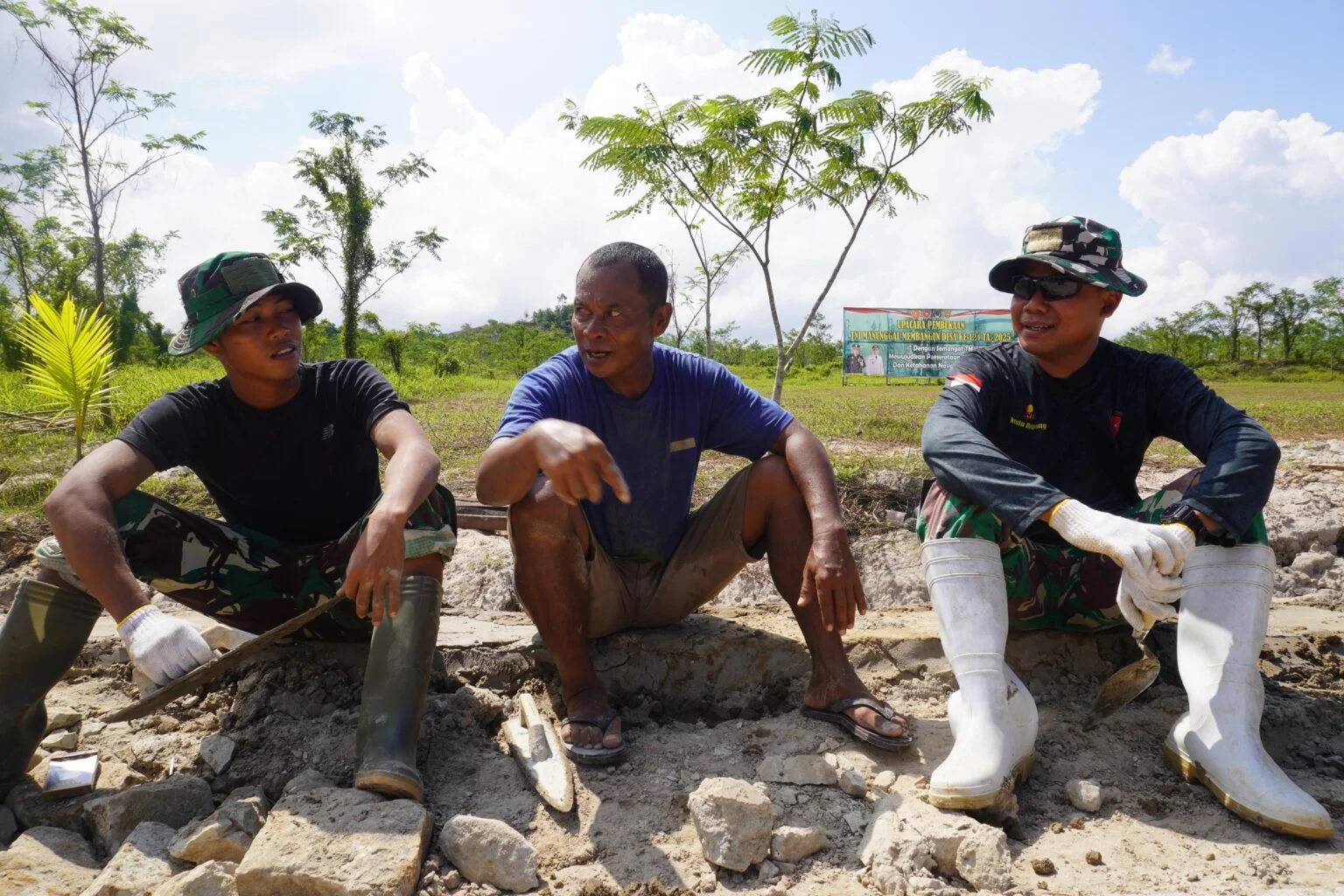 TNI dan Rakyat Bersatu: Semangat Membara di Tengah Panasnya Pembangunan TMMD Samarinda