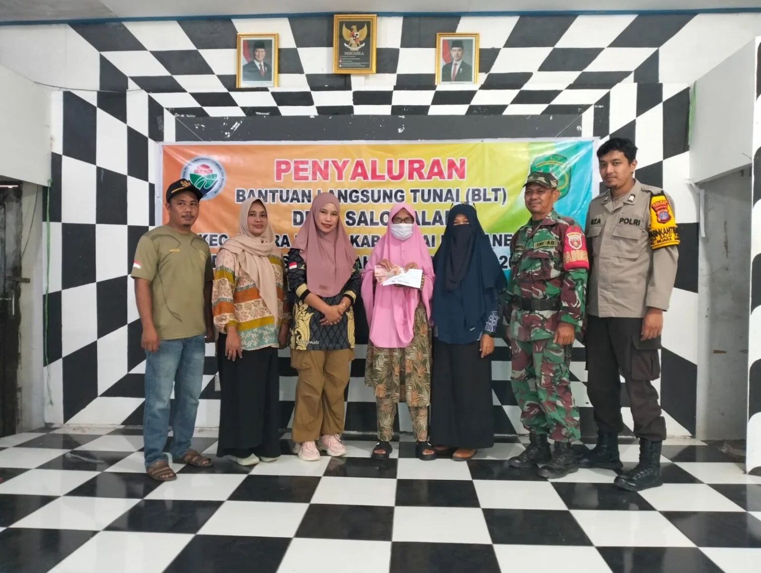 Babinsa Koramil 0908-02/Muara Badak Dampingi Penyaluran Bantuan Langsung Tunai Dana Desa