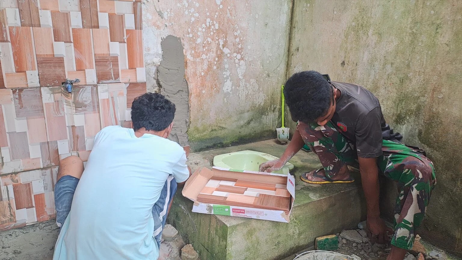 Kodim 0911/Nunukan dan Warga Bersinergi Rampungkan Pemasangan Keramik MCK TMMD ke-124