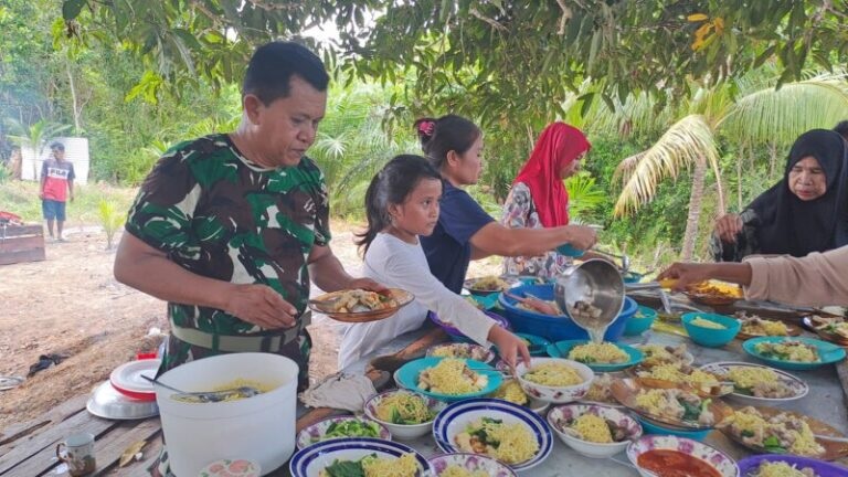 Prajurit TMMD Nunukan & Warga Mansapa Makin Akrab, Makan Bakso Bareng Jadi Momen Penting
