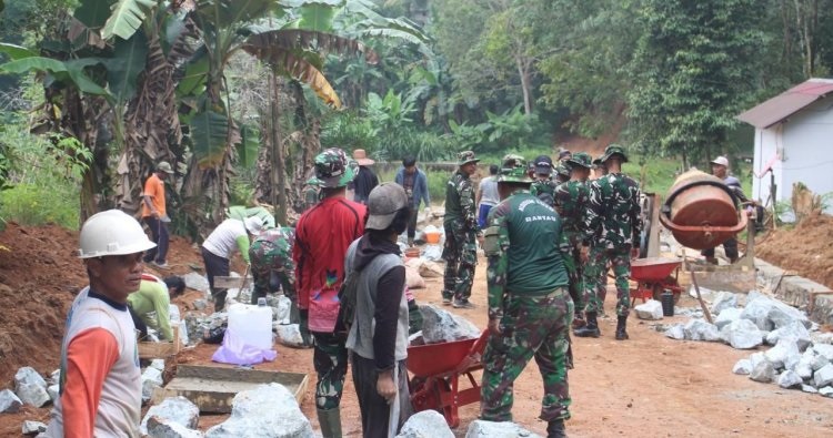 Warga Desa Gunung Melati Antusias Gotong Royong Bantu Satgas TMMD Kodim 1009/Tanah Laut