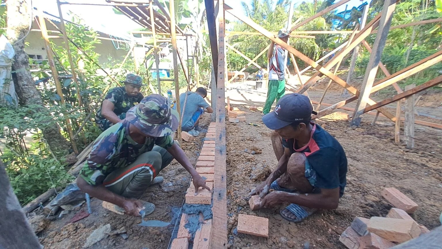 Bersama Warga, Satgas TMMD Ke-124 Kodim 0901/Nunukan Mulai Pasang Dinding RTLH