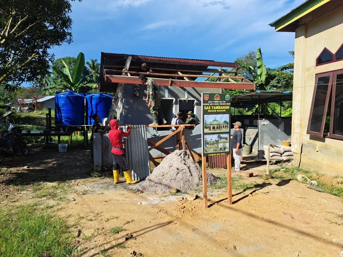 TNI dan Warga Bersatu Padu, TMMD Ke-124 Kodim 0911/Nunukan Rehab MCK Masjid Al-Muhajirin untuk Kenyamanan Ibadah Masyarakat