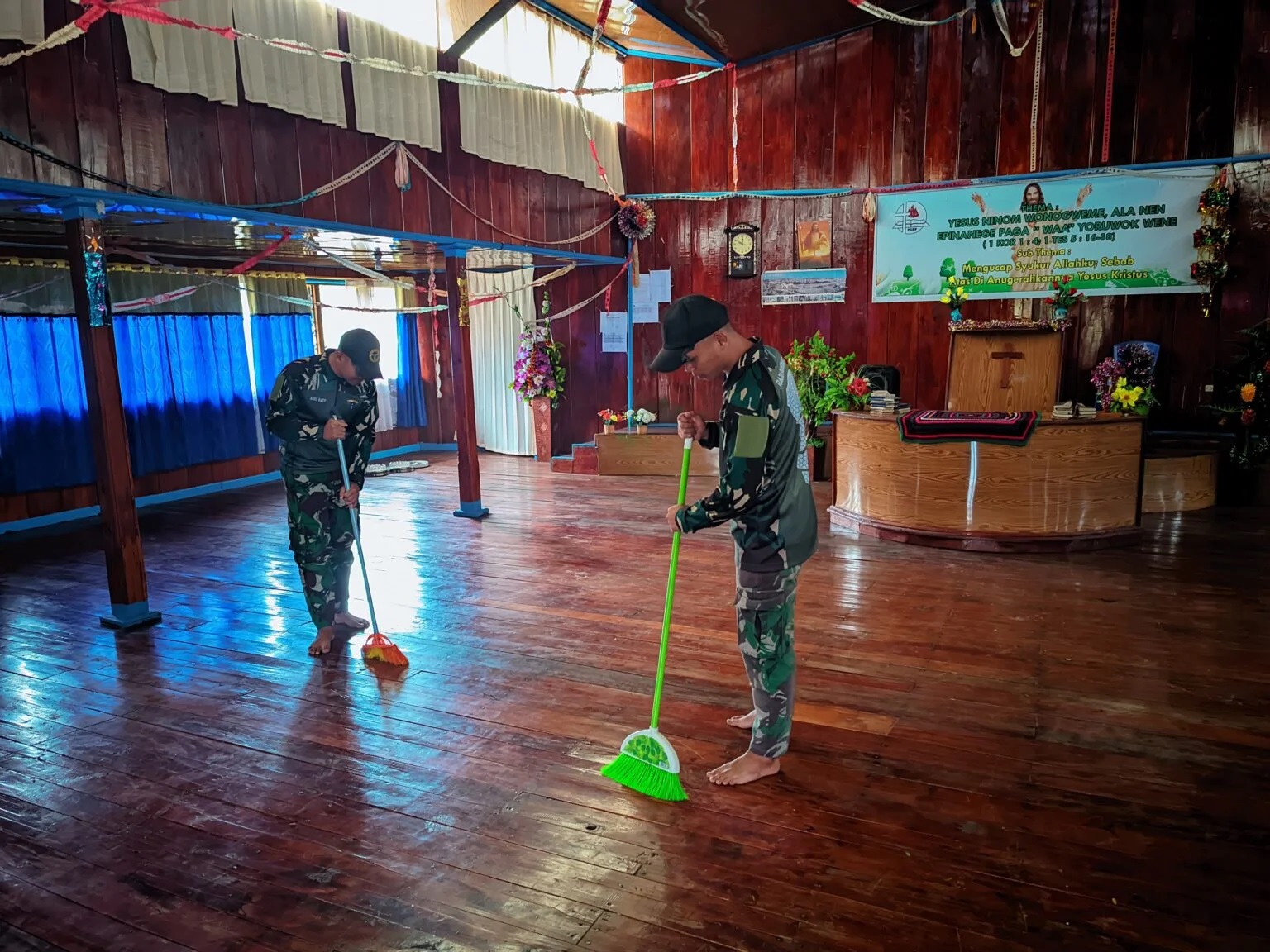 Toleransi dan Kebersamaan: Satgas Yonif 614/RJP Bantu Membersihkan Gereja