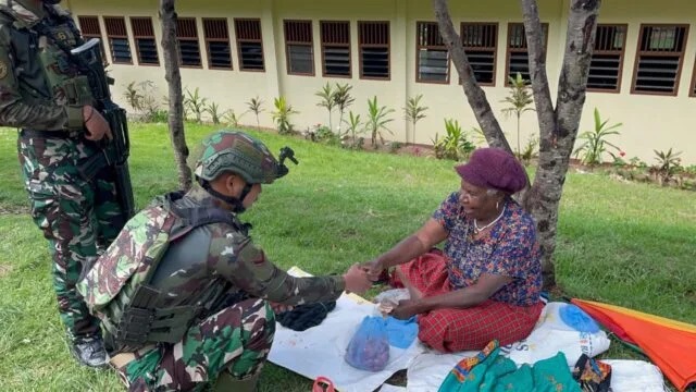 Memborong Hasil Tani, Satgas Yonif 614/RJP Berikan Harapan bagi Petani