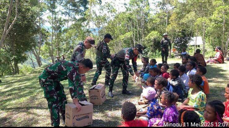 Satgas Yonif 614/RJP Tebar Kasih Bagikan Makanan Bergizi Usai Ibadah di Gereja Eklesia Kanggime