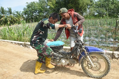 TMMD ke-124 HST: Bukti TNI Peduli, Bantu Warga yang Kendaraannya Mogok