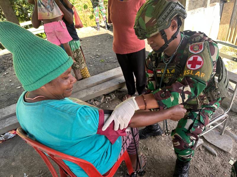 Satgas Yonif 614/RJP Berikan Pengobatan kepada Masyarakat Papua