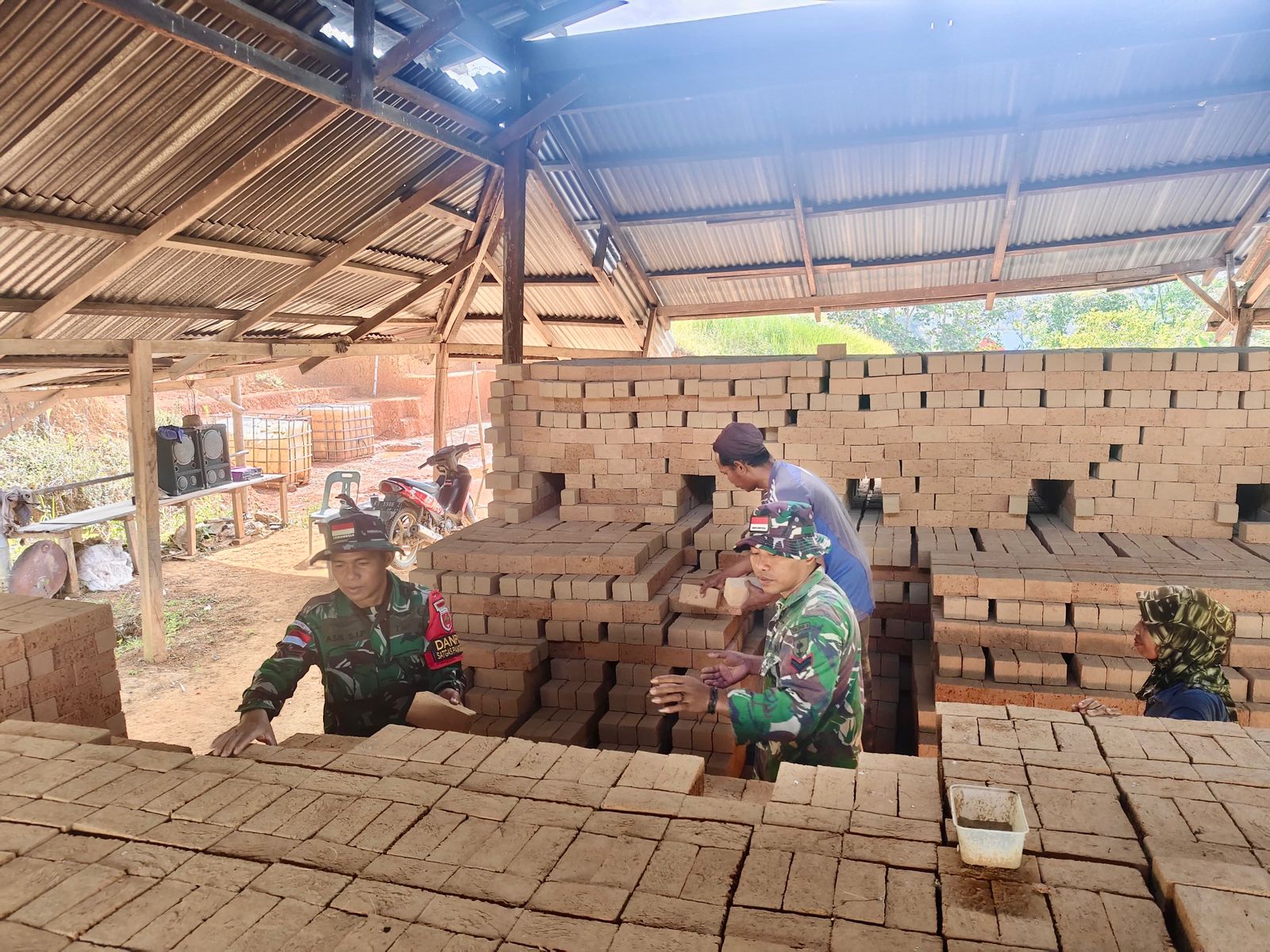 Satgas Yonzipur 8/SMG Tingkatkan Produksi Bata Merah Warga Longmidang