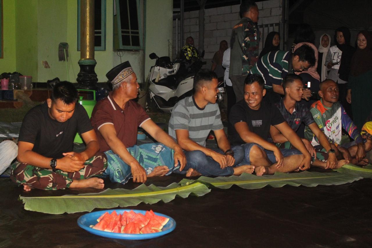 Satgas TMMD dan Warga Desa Gunung Melati Merasakan Kebersamaan dalam Makan Malam