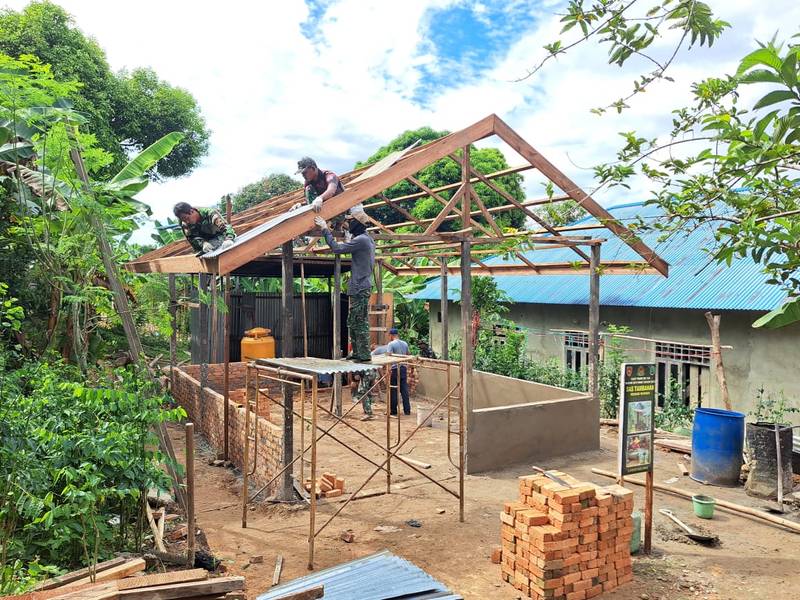 TMMD ke-124 Nunukan Serius! Rehabilitasi RTLH di Mansapa Masuki Tahap Pemasangan Atap
