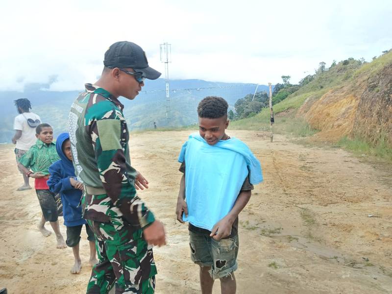 Kepedulian Satgas Yonif 614/RJP: Bantuan Pakaian Layak Pakai untuk Warga