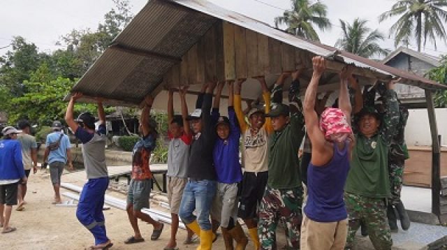 Gotong Royong TNI-Masyarakat Haruyan Wujudkan Poskamling Lebih Layak Melalui TMMD