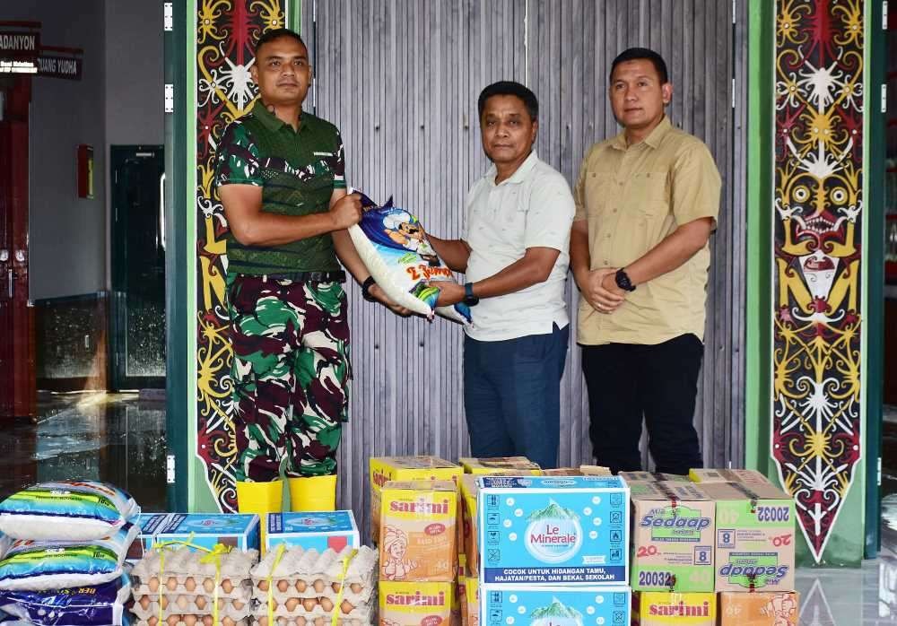 Peduli Prajurit, Danrem 091/ASN Salurkan Bantuan Sembako untuk Korban Banjir