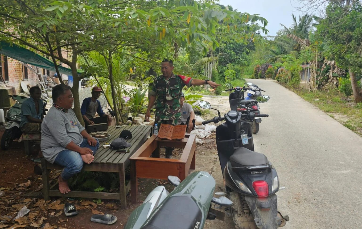 Babinsa Koramil 1003-01/Telaga Langsat Lakukan Aksi Bersih-Bersih Saluran Irigasi untuk Mendukung Swasembada Pangan