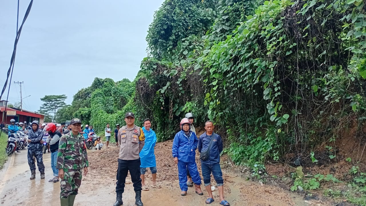 Sinergitas TNI Polri Amankan Jalan Poros Tenggarong Loa Janan Yang Terdampak Tanah Longsor