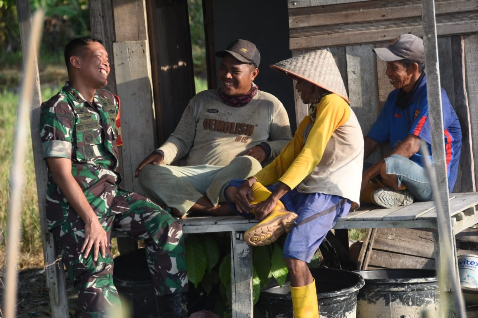 Dansatgas TMMD ke-124 Kodim 1002/HST Jalin Kedekatan dengan Warga Melalui Komunikasi Sosial