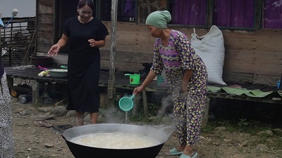 Kehangatan Dapur TMMD: Ibu-ibu Haruyan Semangat Memasak untuk Satgas TNI