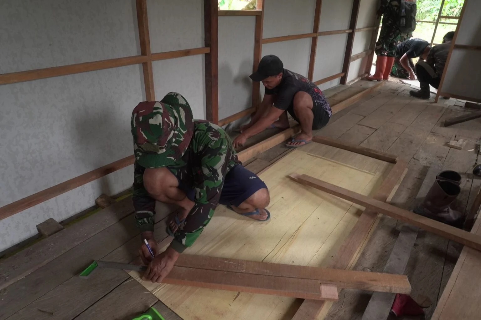 Satgas TMMD Ke-124 Kodim 0901/Samarinda Mulai Kerjakan Rehab RTLH (Rumah Tidak Layak Huni)