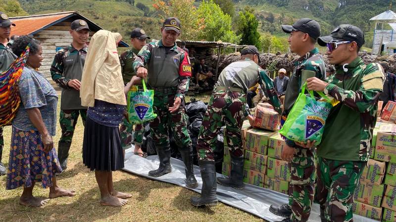 Kepedulian Satgas Yonif 614/RJP: Pembagian Sembako untuk Masyarakat Distrik Malagayneri