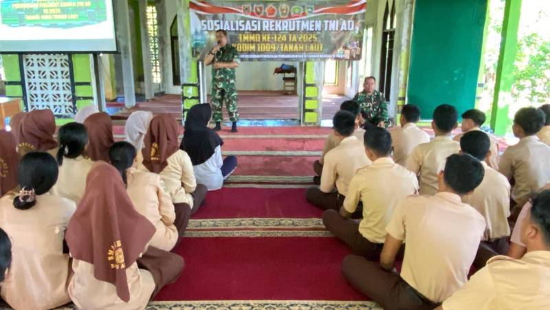 Satgas TMMD Kodim 1009/Tanah Laut Berikan Sosialisasi Rekrutmen TNI-AD kepada Siswa SMAN 1 Batu Ampar