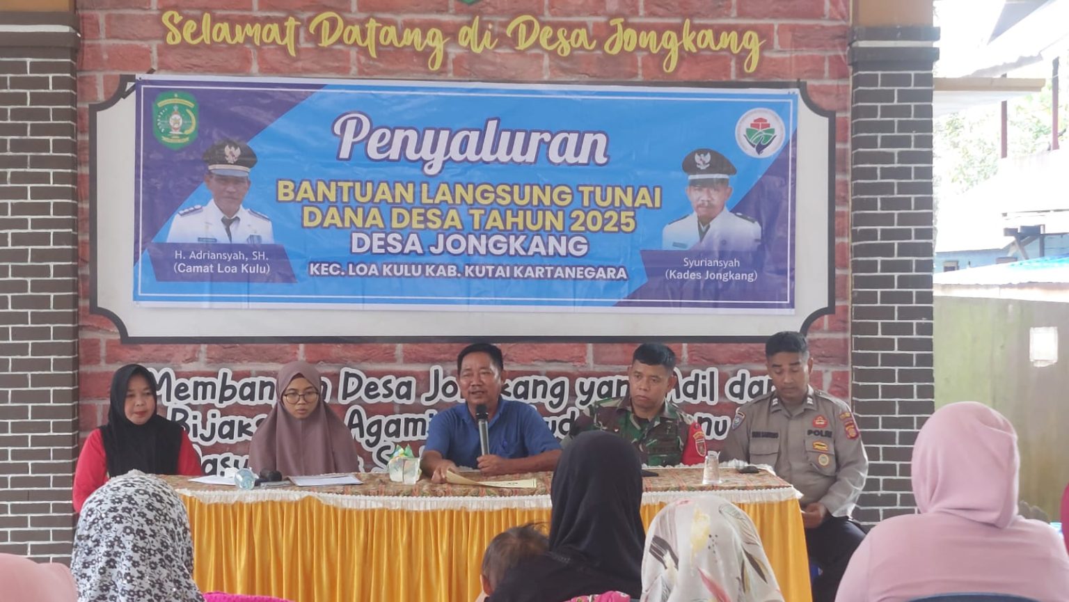 Babinsa Menghadiri Penyaluran BLT, Wujud Perhatian Pemerintah Desa Kepada Warga