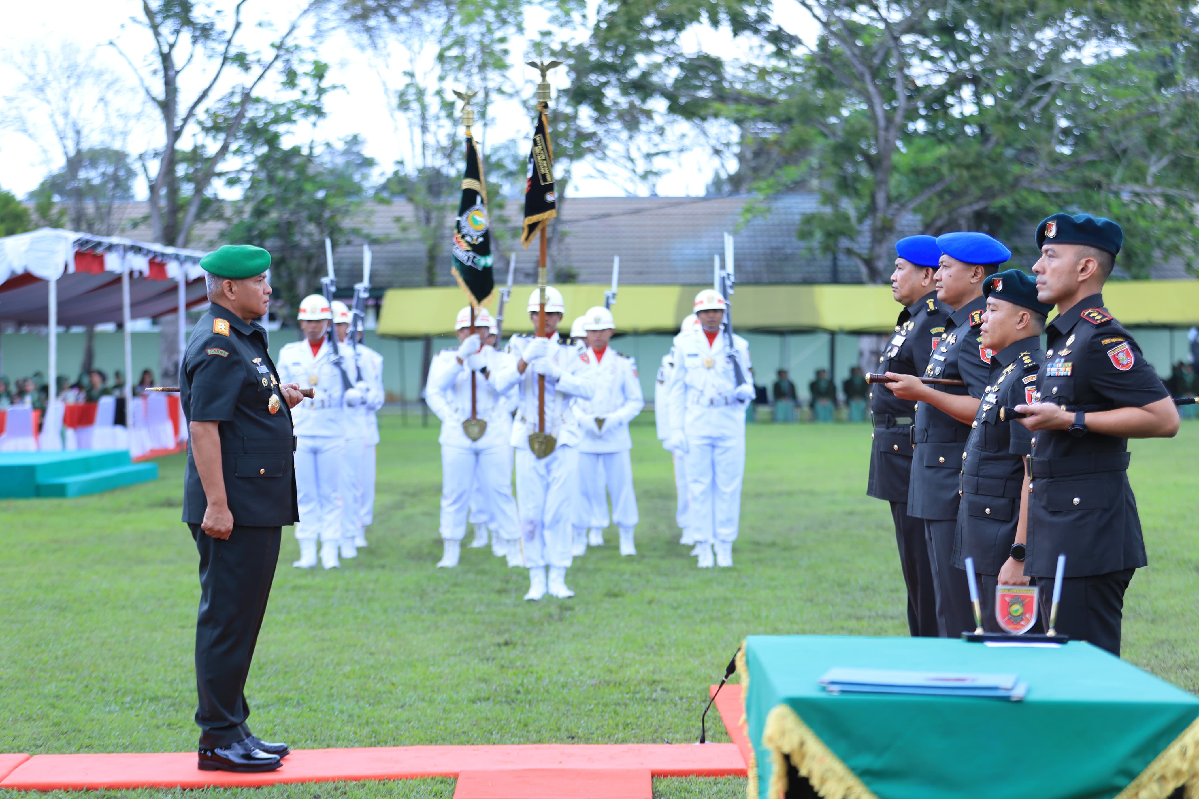 Pangdam VI/Mulawarman Pimpin Sertijab Danpomdam dan Danyonif 600/Modang Serta Tradisi Warga Kodam