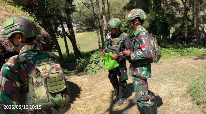 Satgas Yonif 614/RJP Meringankan Beban Warga dengan Bantuan Sembako