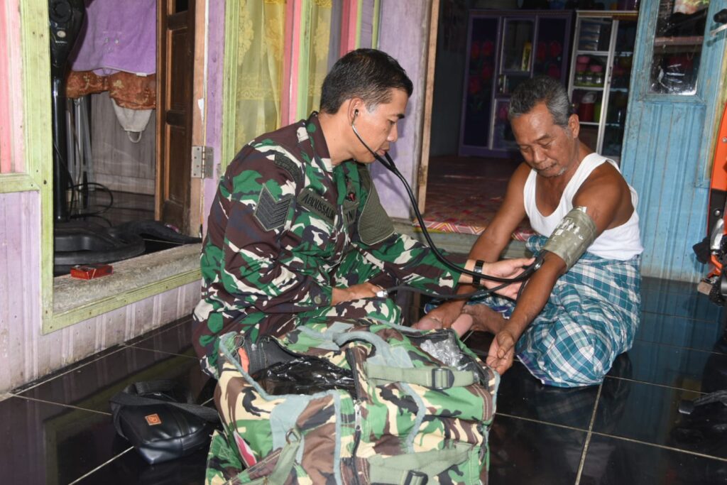 Satgas TMMD Kodim HST Proaktif Layani Kesehatan Warga Pengambau Hilir Luar
