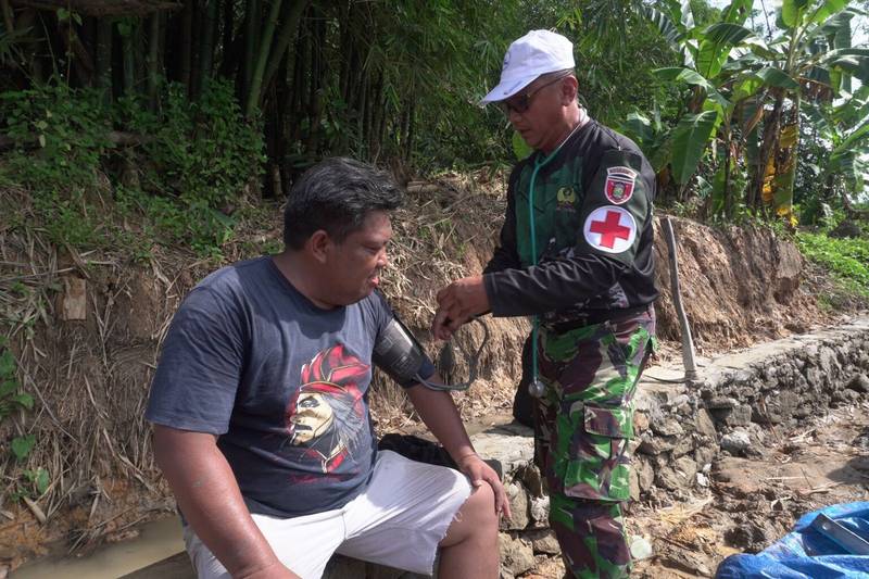 Satgas TMMD ke-124 Kodim 0901/Samarinda Peduli Kesehatan Warga, Lakukan Pemeriksaan Kesehatan Gratis