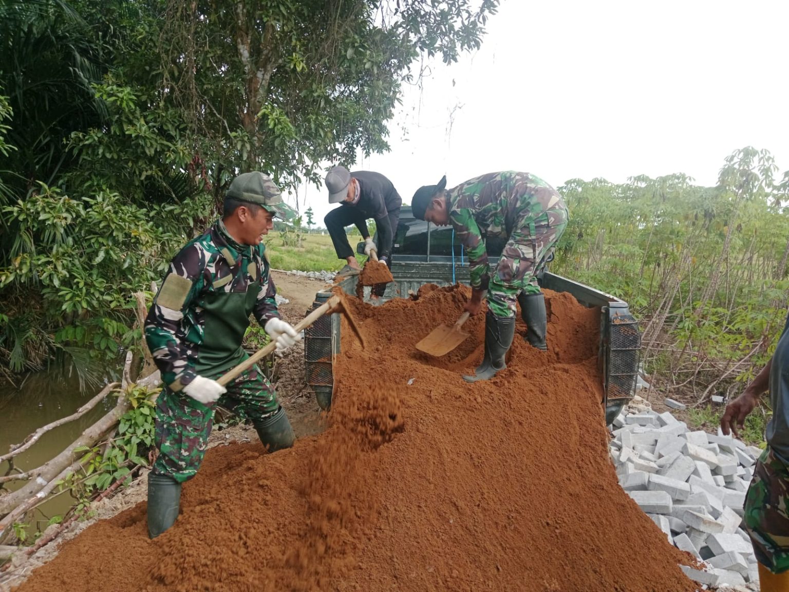 Satgas TMMD ke-124 Kodim HST Pacu Pembangunan Jalan di Haruyan Demi Warga