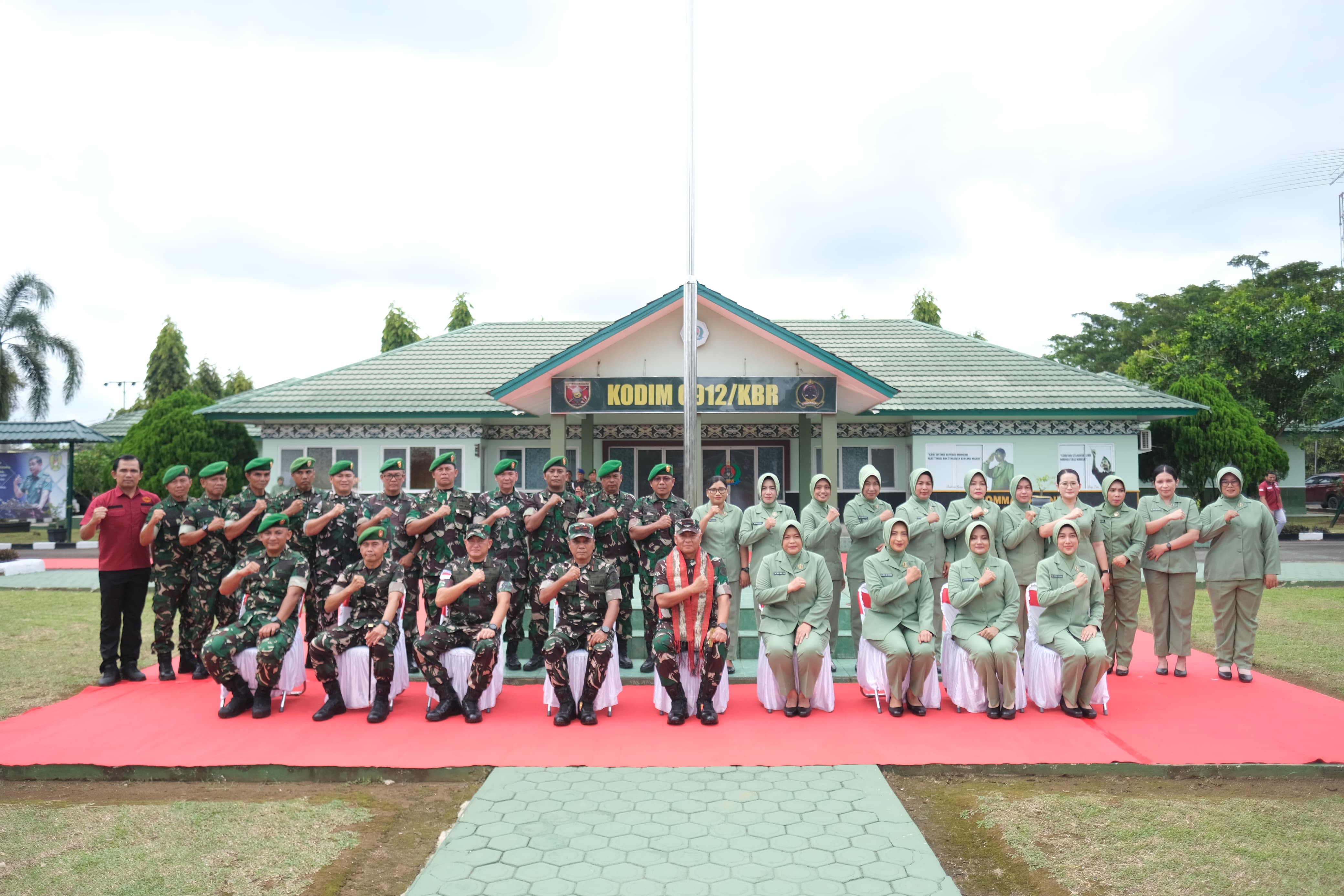 Kunjungi Kodim 0912/Kubar, Pangdam Beri Pengarahan Kepada Prajurit Dan Istrinya