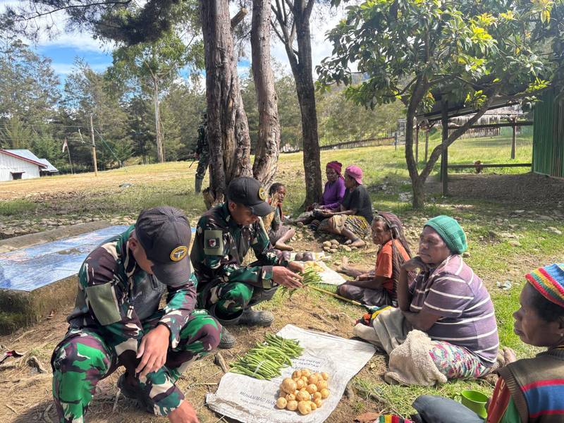 Personel Satgas Yonif 614/RJP Borong Hasil Tani di Pasar Kampung Numbokawi