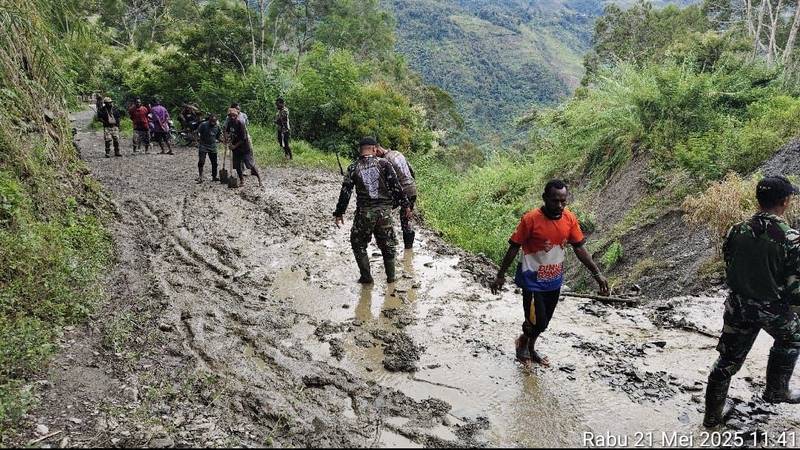 Satgas Yonif 614/RJP Perbaiki Jalan Rusak di Papua Pegunungan