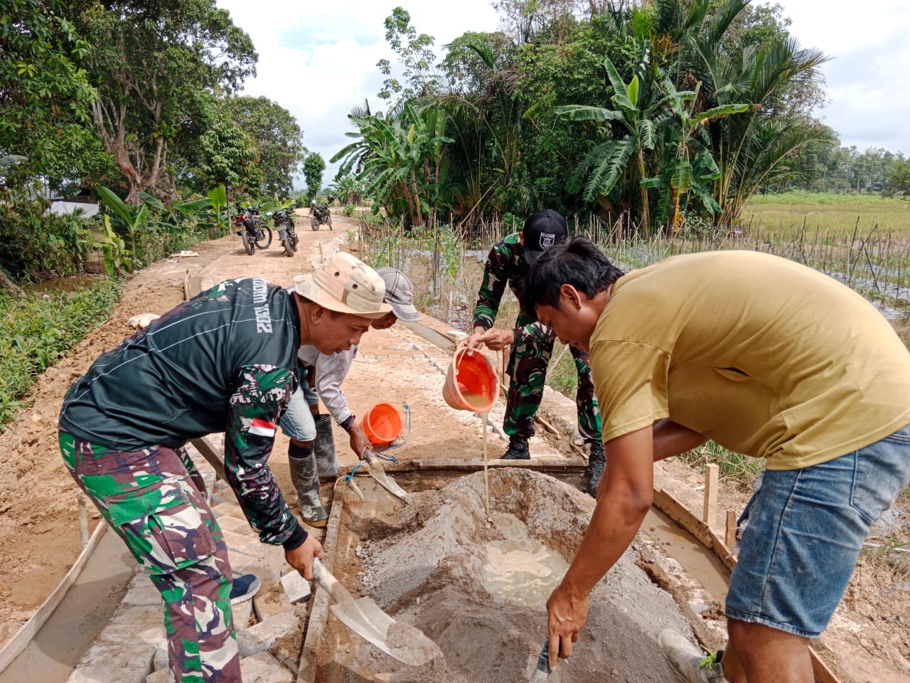 Solidaritas TMMD HST dan Warga Terus Berkobar, Gotong Royong Cor Jalan 1030 Meter