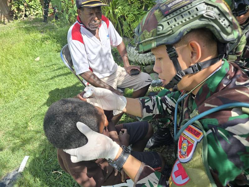 Satgas Yonif 614/RJP Berikan Pelayanan Kesehatan kepada Masyarakat Papua