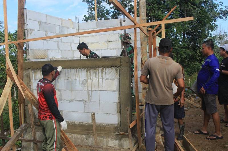 Satgas TMMD Ke-124 Kodim 1009/Tanah Laut Melaksanakan Pemasangan Dinding MCK Mushola Darul Huda