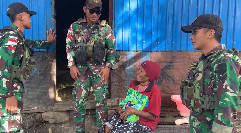 TNI Berbagi Kasih: Satgas Yonif 614/RJP Bagikan Sembako di Papua Pegunungan