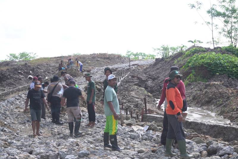 Satgas TMMD Kodim 0901/Samarinda dan Masyarakat Bergotong-royong Mewujudkan Pembangunan Desa
