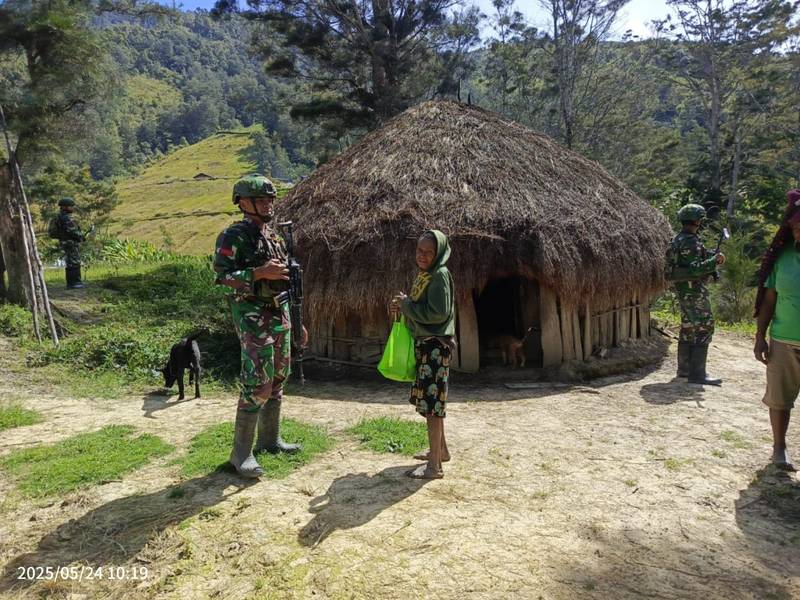 Satgas Yonif 614/RJP Berinteraksi dengan Masyarakat Kampung Tima melalui Anjangsana