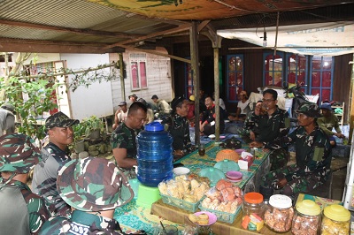 Berkah TMMD ke-124 Kodim 1002/HST: Warung Kopi Hamsiah Jadi Pusat Komunikasi Sosial Prajurit dan Warga