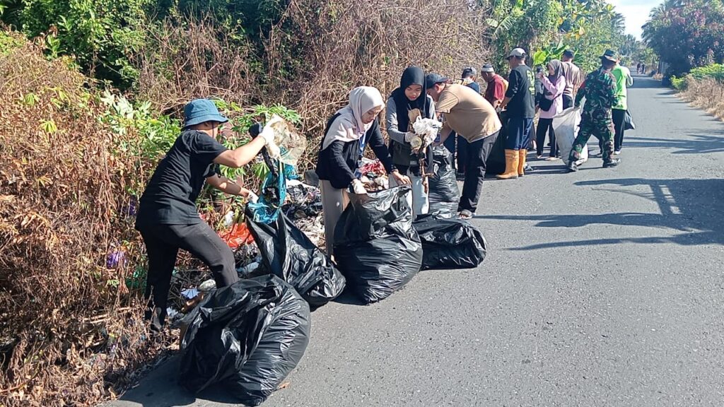 TNI, Mahasiswa, dan Aparat Desa Bergerak Bersama Berantas Sarang Nyamuk di Banjar