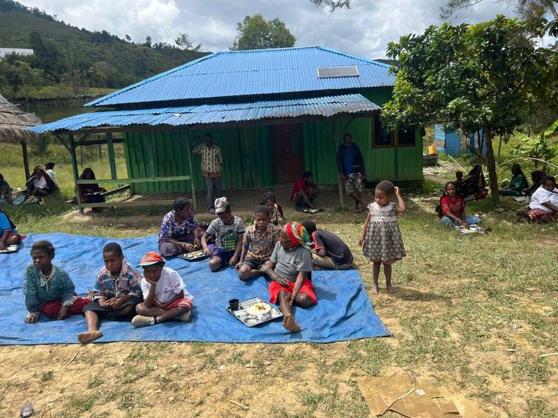 Satgas Yonif 614/RJP Pererat Hubungan dengan Masyarakat melalui Makan Bersama