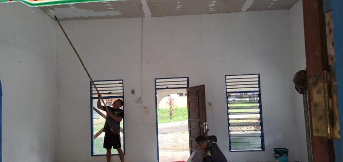 Agar Pekerjaan Cepat Tuntas Satgas TMMD Ke-124 Kodim 1009/Tla Bersama Masyarakat Gotong-Royong Cat Plafon Mushola