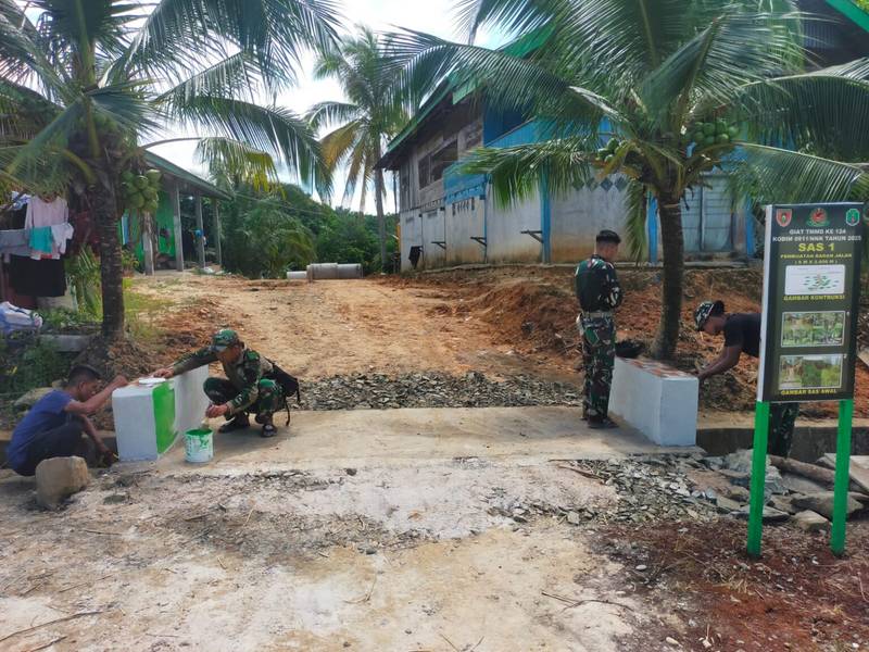 Menilik Proses Pengecatan Pembatas Jembatan oleh Satgas TMMD dan Warga