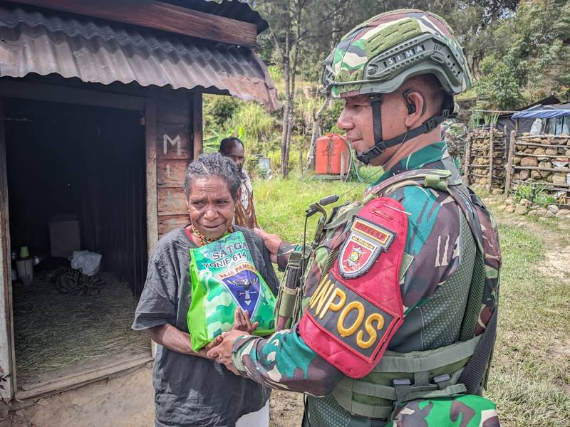 Satgas Yonif 614/RJP Bagikan Sembako untuk Ringankan Beban Warga