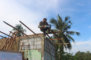 Satgas TMMD Kodim 1009/Tla Mulai Memasang Kerangka Atap MCK Mushola Darul Huda