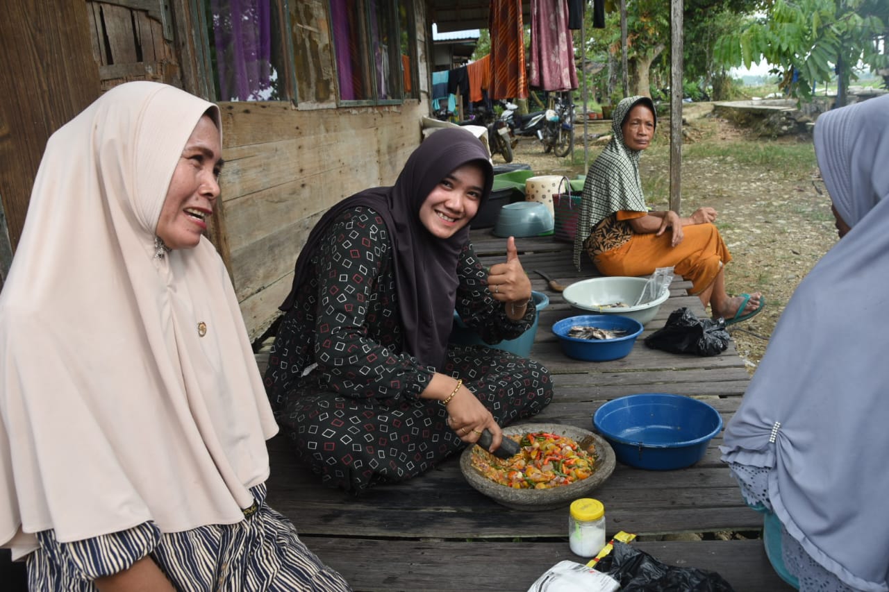 Semangat Kebersamaan, Emak-Emak Siapkan Santap Siang Satgas TMMD ke-124 HST