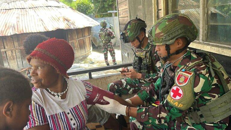 Satgas Yonif 614/RJP Gelar Pengobatan Gratis di Desa Kogimagi